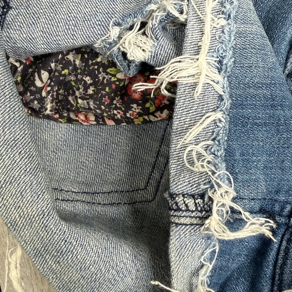 LOVE H8 Cutoff Distressed Stretch Denim Jean Shorts with Floral Pockets-27 - Picture 3 of 3